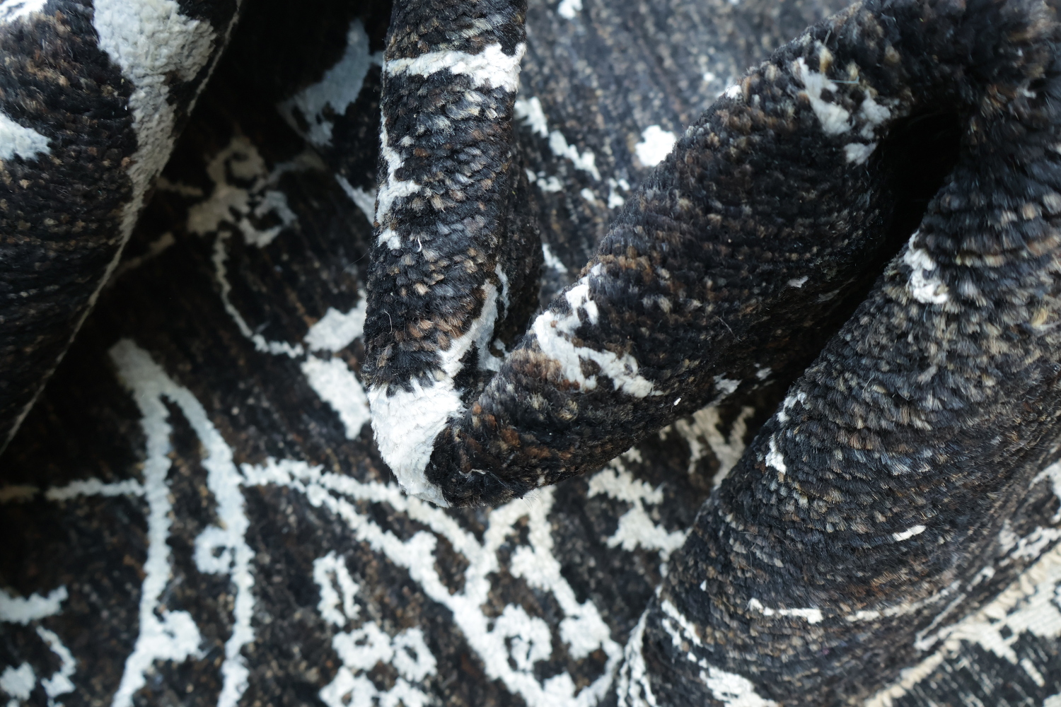 Ornamental Black and White Rug for Timeless Elegance 7x10