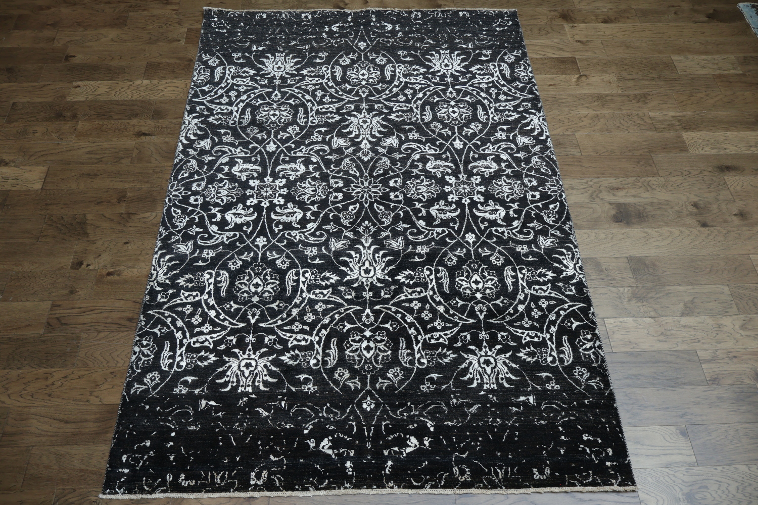 Ornamental Black and White Rug for Timeless Elegance 7x10