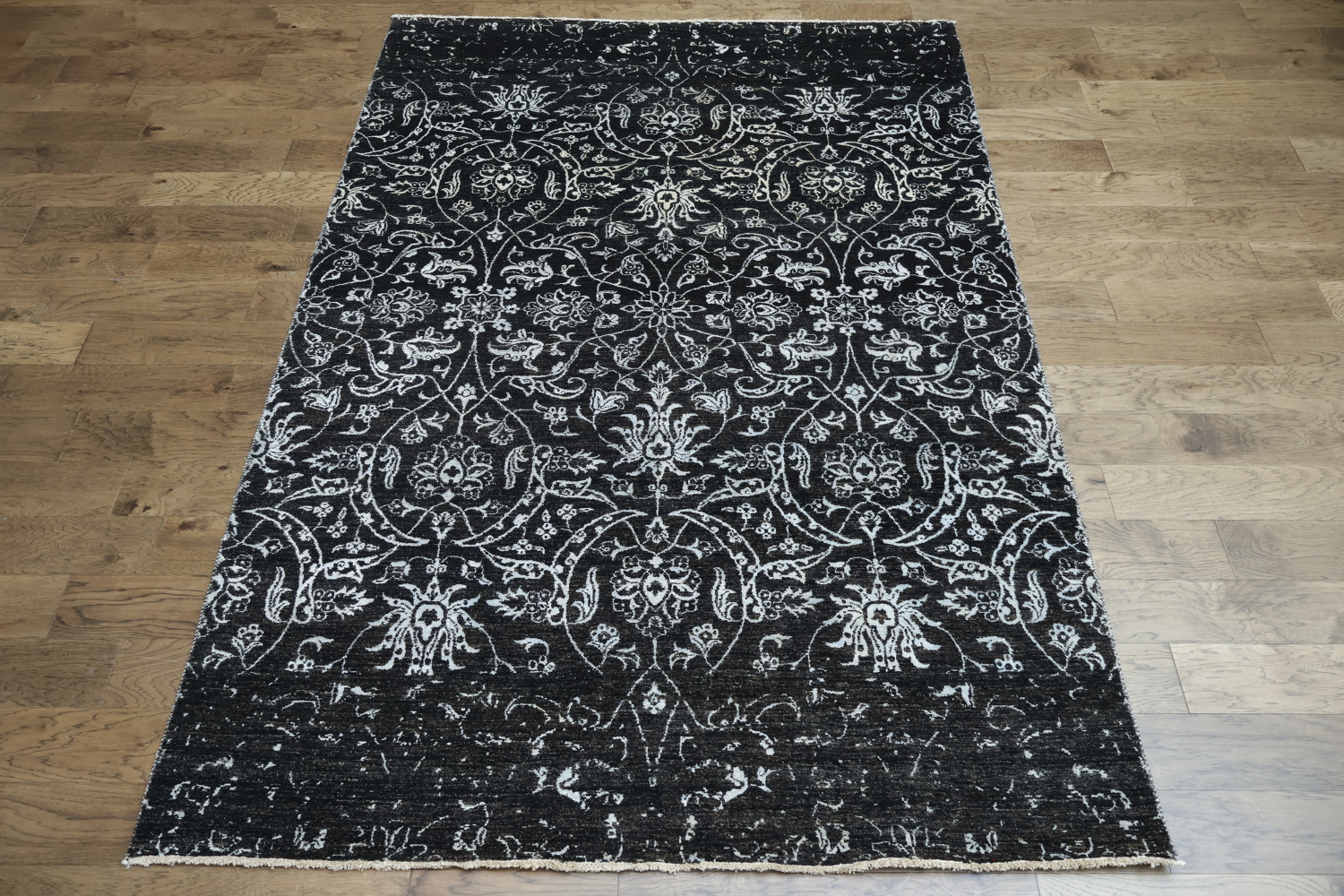 Ornamental Black and White Rug for Timeless Elegance 7x10