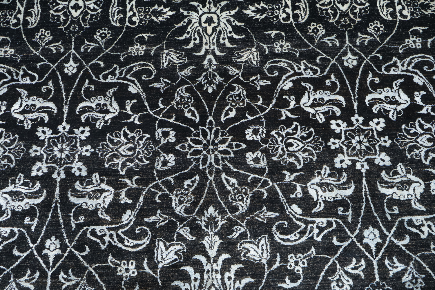 Ornamental Black and White Rug for Timeless Elegance 7x10