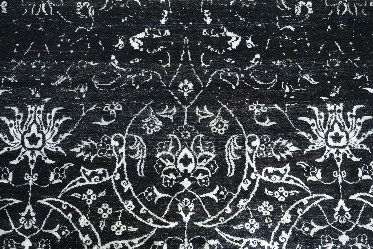 Ornamental Black and White Rug for Timeless Elegance 7x10