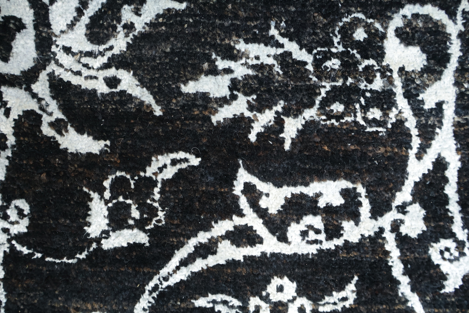 Ornamental Black and White Rug for Timeless Elegance 7x10