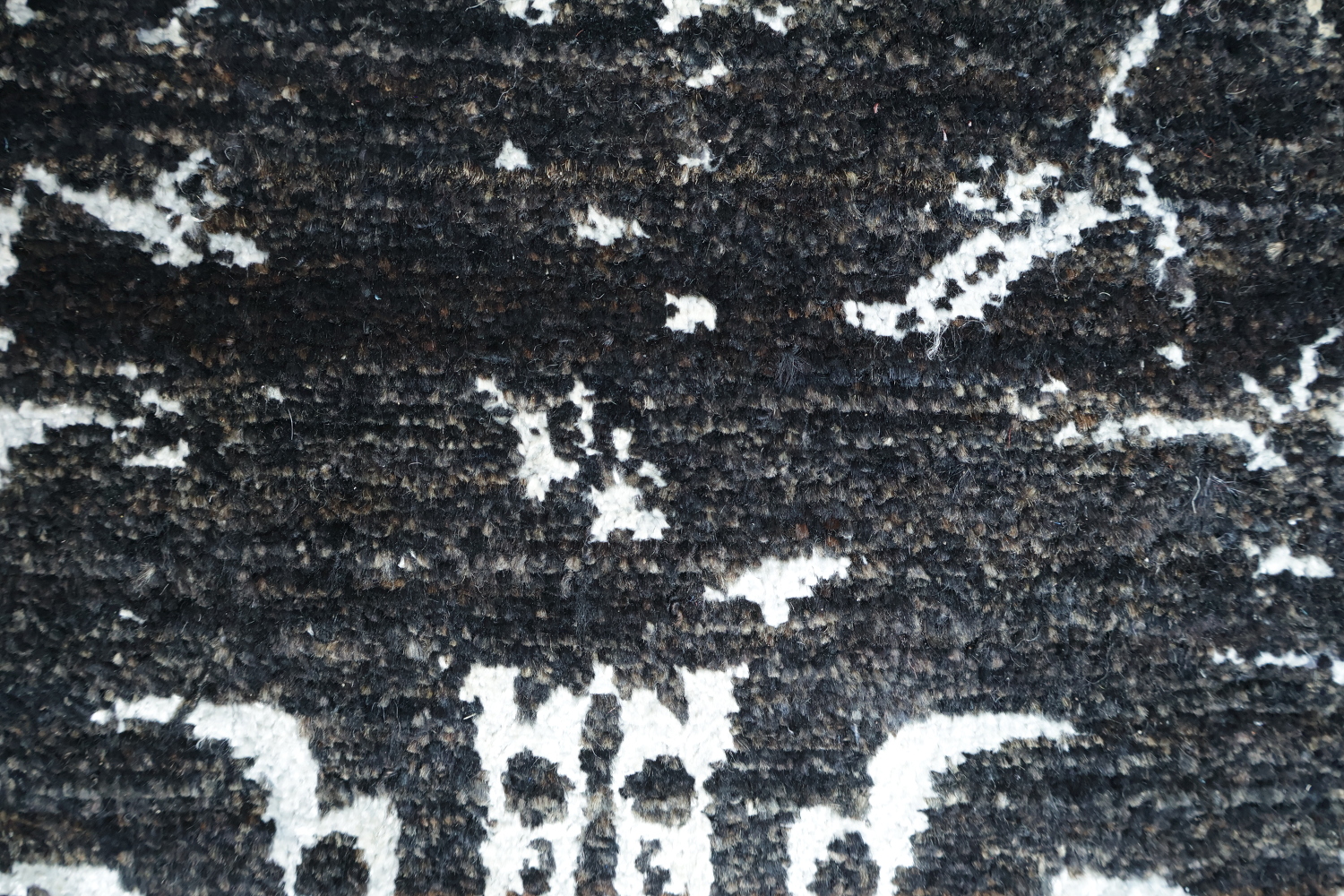 Ornamental Black and White Rug for Timeless Elegance 7x10