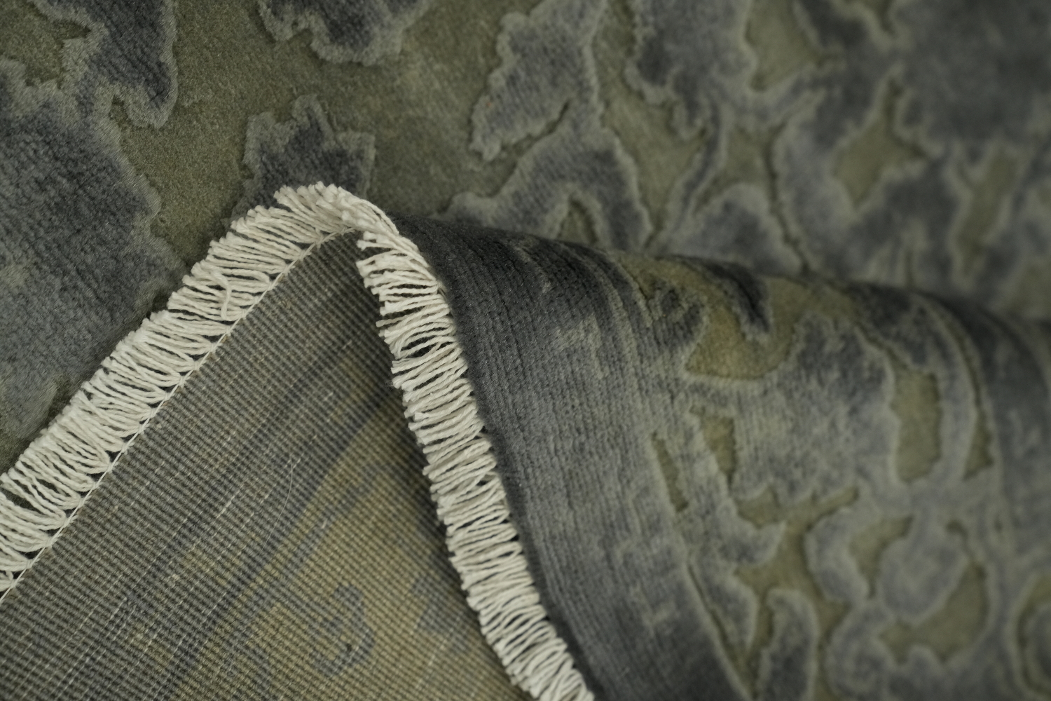 Muted Elegance: Subtle Green and Gray Floral Patterned Rug 5x8