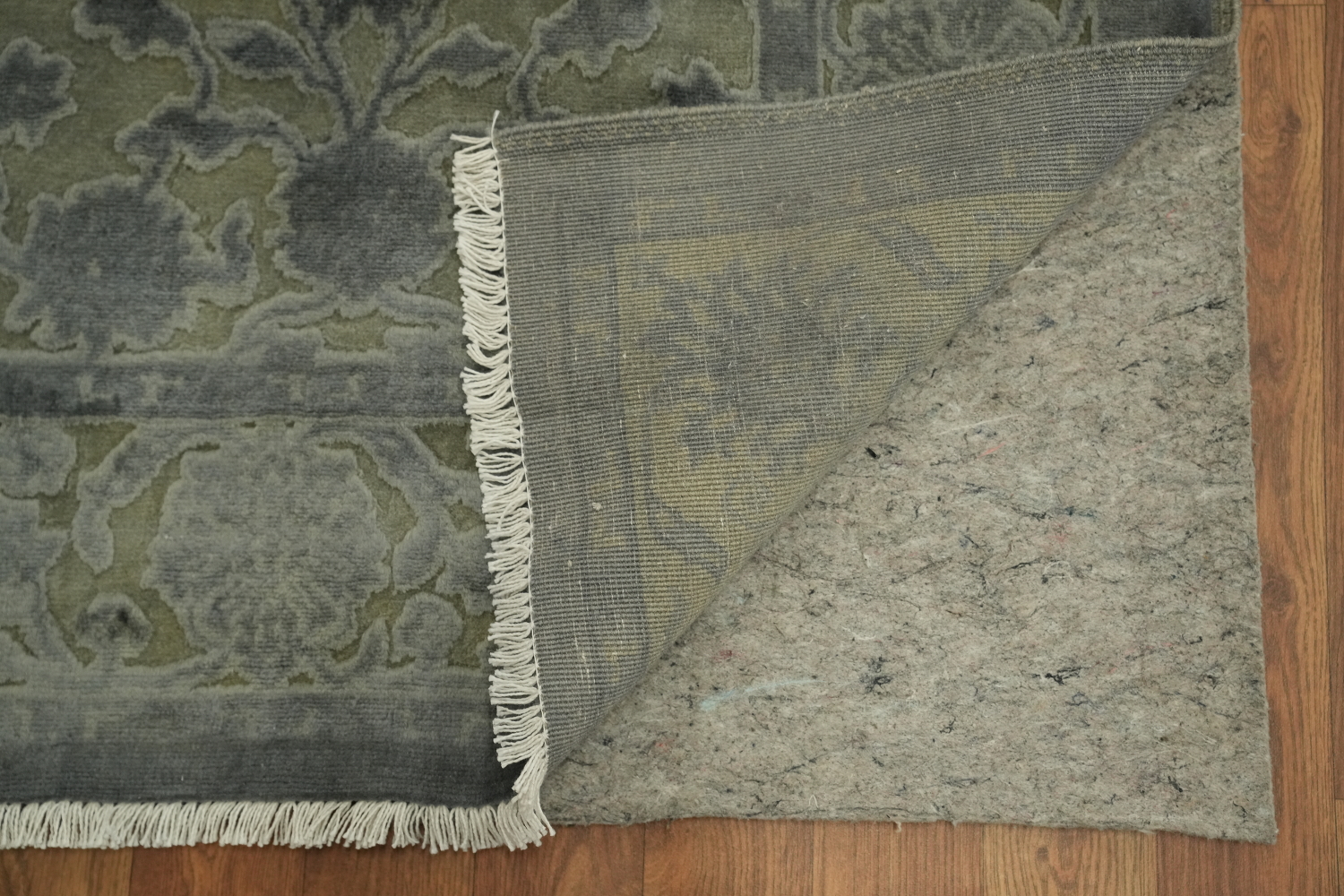 Muted Elegance: Subtle Green and Gray Floral Patterned Rug 5x8