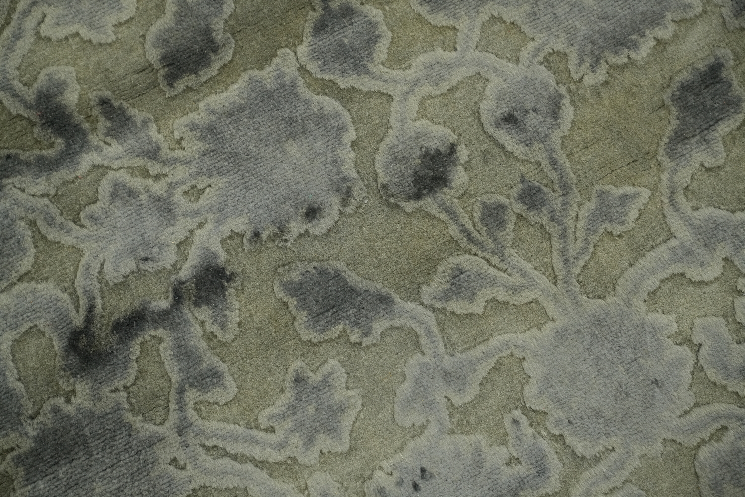 Muted Elegance: Subtle Green and Gray Floral Patterned Rug 5x8