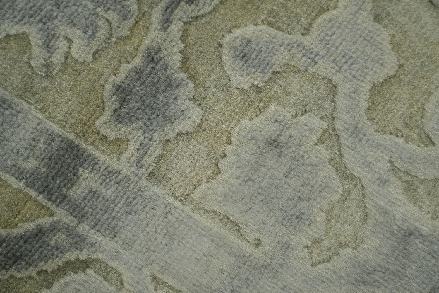 Muted Elegance: Subtle Green and Gray Floral Patterned Rug 5x8