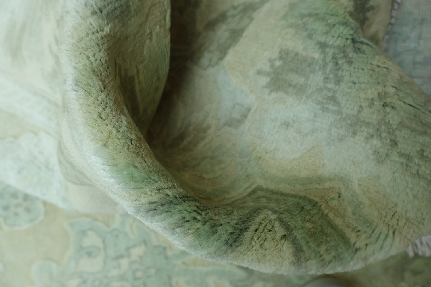 Chic and Neutral Wool and Silk Green Floral Rug for a Luxurious Home Environment 7x10