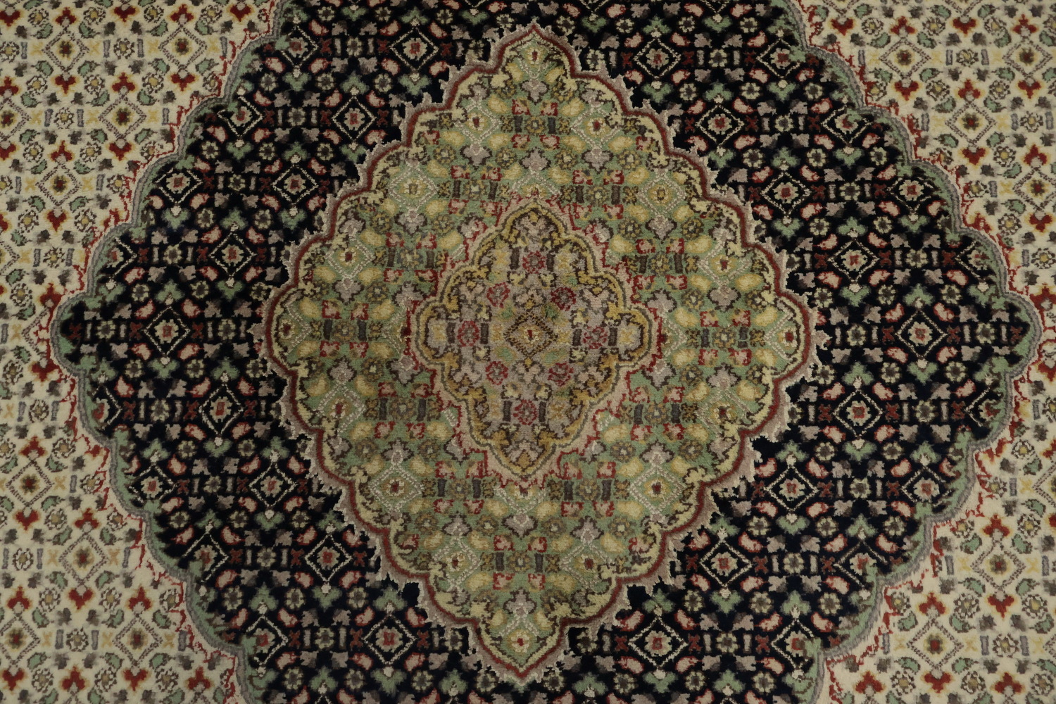 Traditional Tabriz Mahi Rug Featuring Classic Medallion 9x12