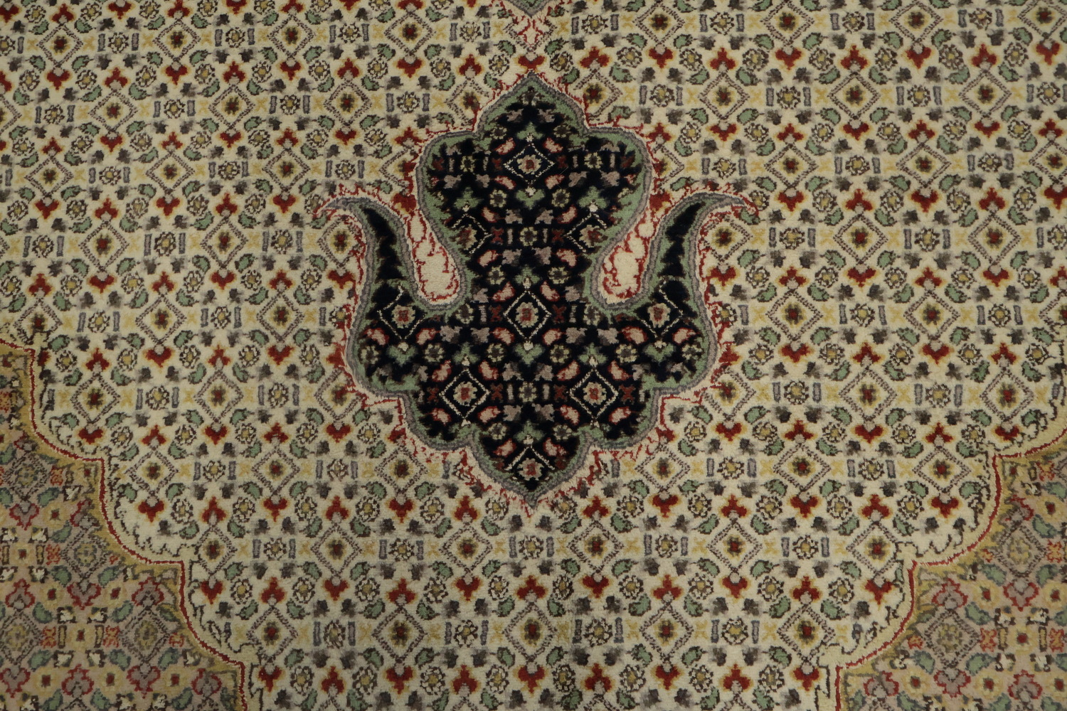 Traditional Tabriz Mahi Rug Featuring Classic Medallion 9x12