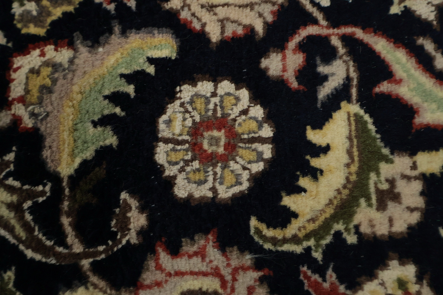 Traditional Tabriz Mahi Rug Featuring Classic Medallion 9x12