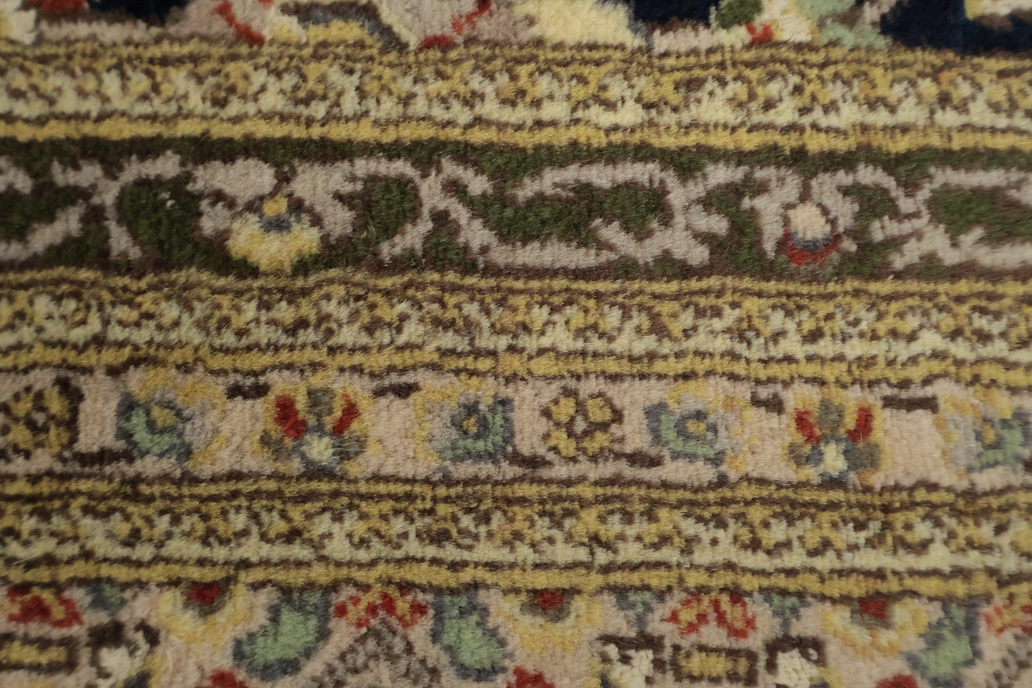 Traditional Tabriz Mahi Rug Featuring Classic Medallion 9x12
