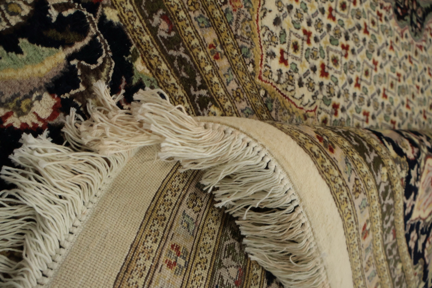 Traditional Tabriz Mahi Rug Featuring Classic Medallion 9x12