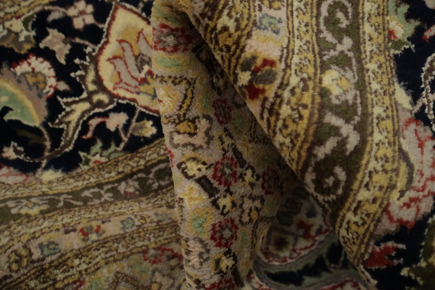 Traditional Tabriz Mahi Rug Featuring Classic Medallion 9x12