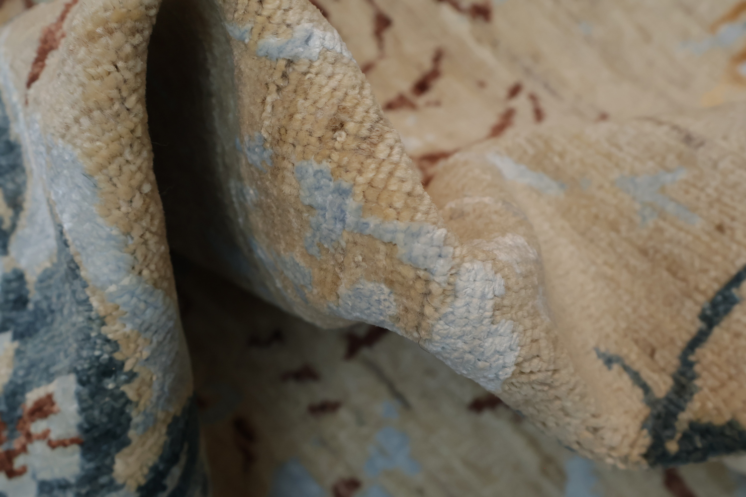 Elegant Abstract Floral Rug with Vintage Aesthetic and Soft Tones 5x7