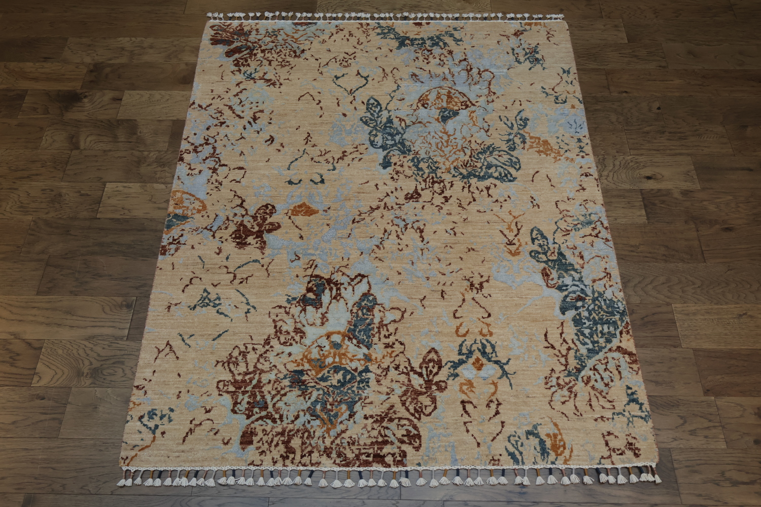 Elegant Abstract Floral Rug with Vintage Aesthetic and Soft Tones 5x7