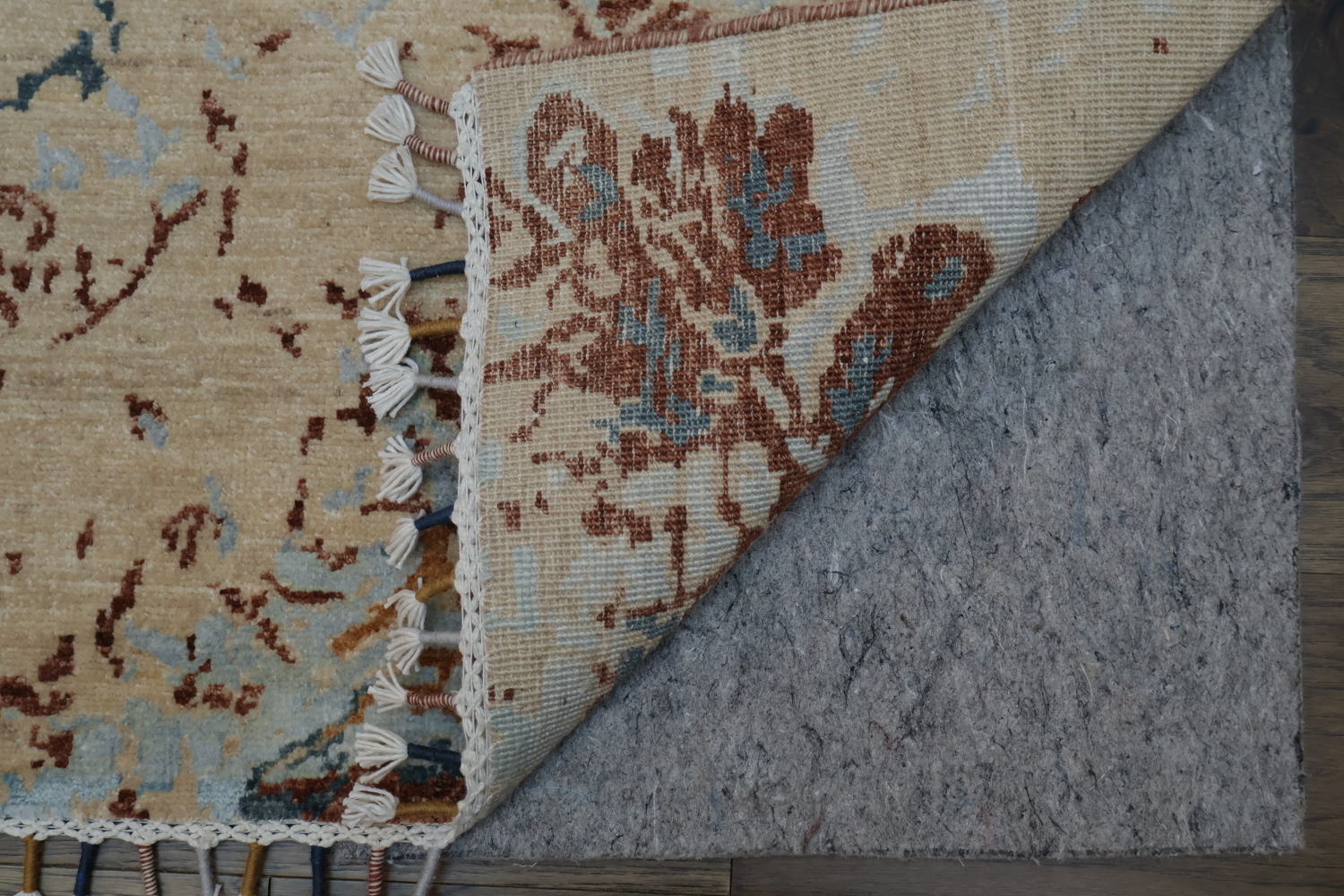 Elegant Abstract Floral Rug with Vintage Aesthetic and Soft Tones 5x7