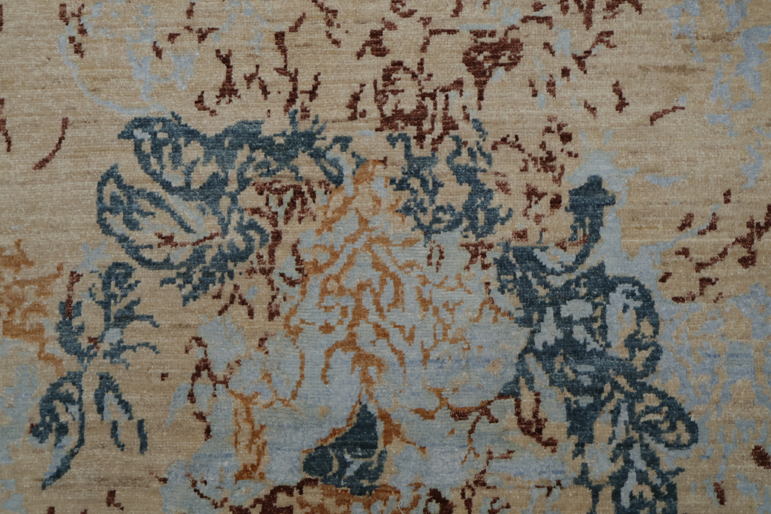 Elegant Abstract Floral Rug with Vintage Aesthetic and Soft Tones 5x7