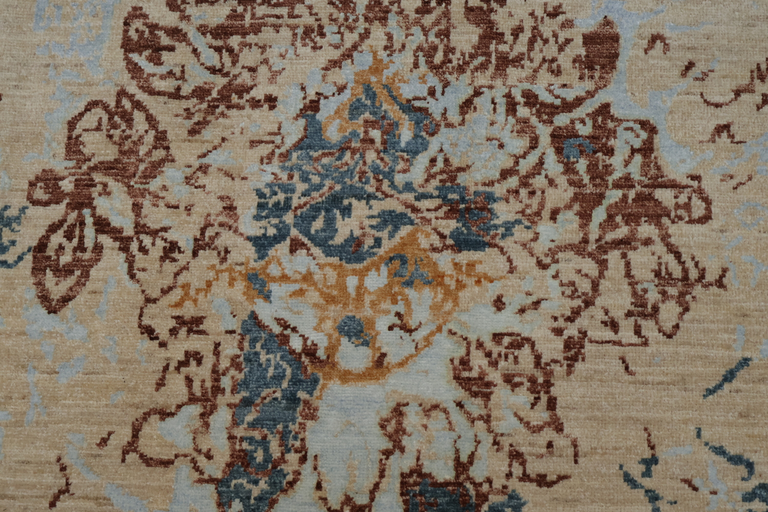 Elegant Abstract Floral Rug with Vintage Aesthetic and Soft Tones 5x7
