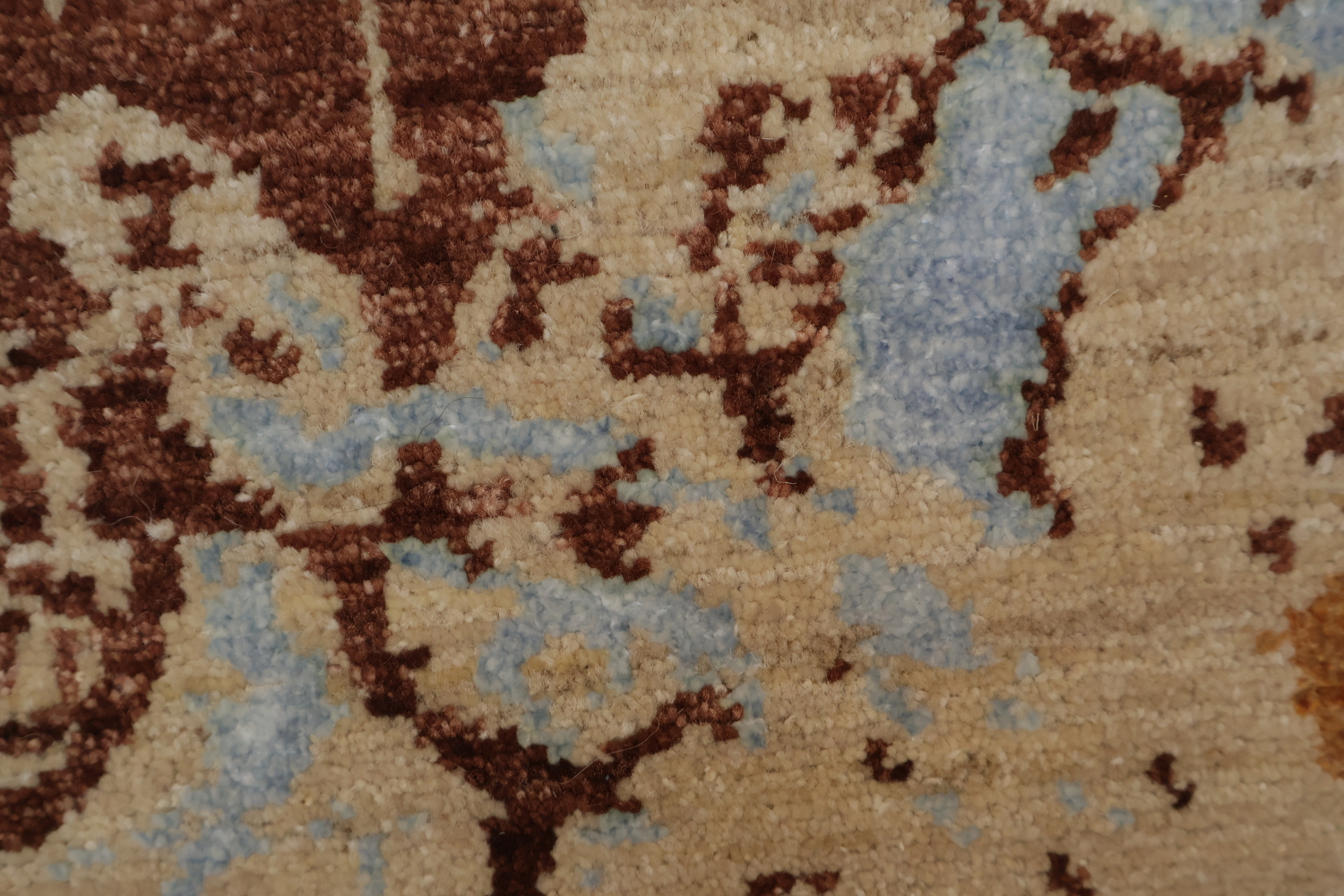 Elegant Abstract Floral Rug with Vintage Aesthetic and Soft Tones 5x7