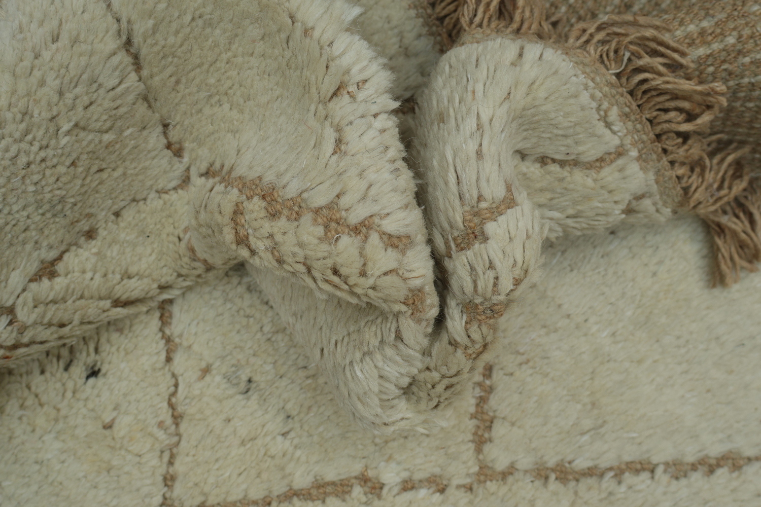 White Berber-Inspired Diamond Weave Moroccan Area Rug 6x10 ft