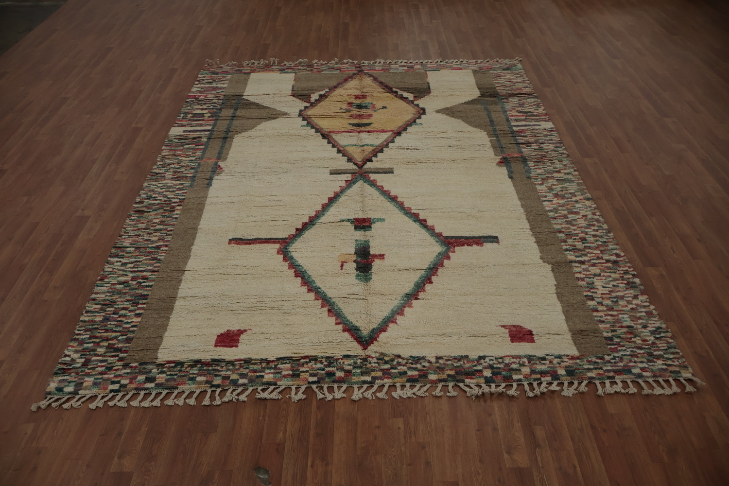 Geometric Charm Transform Spaces with Moroccan Area Rug 8x10