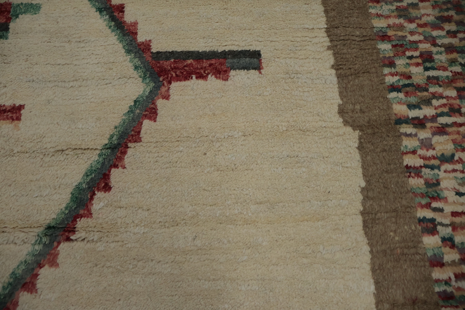 Geometric Charm Transform Spaces with Moroccan Area Rug 8x10