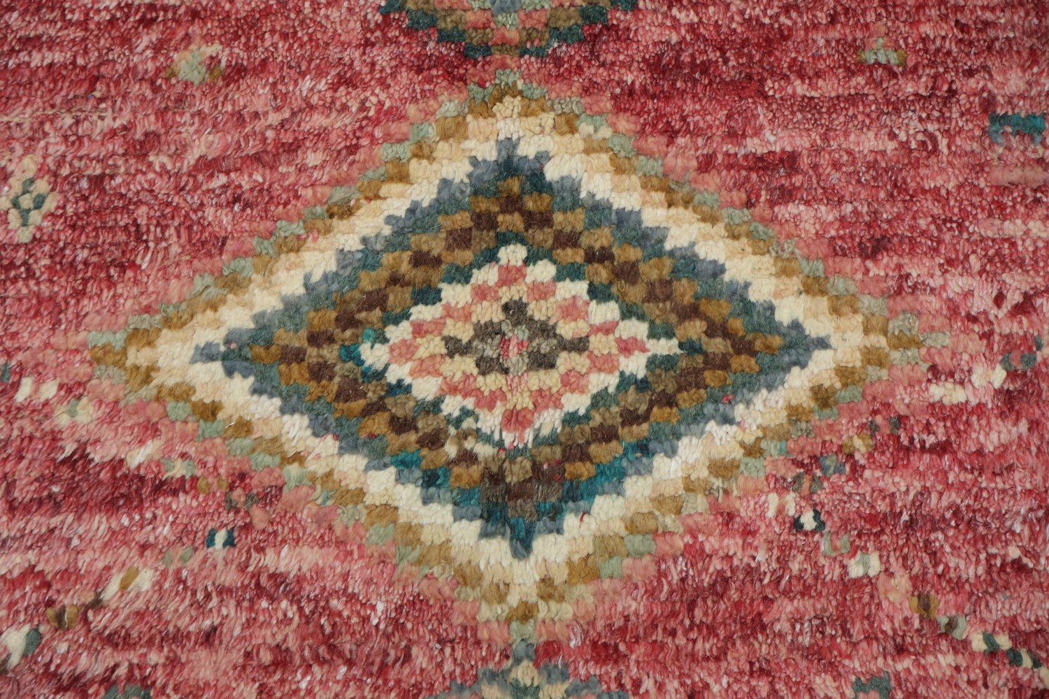 Vibrant Diamond Pattern Rug with Vintage Look and Rich Colors 6x10