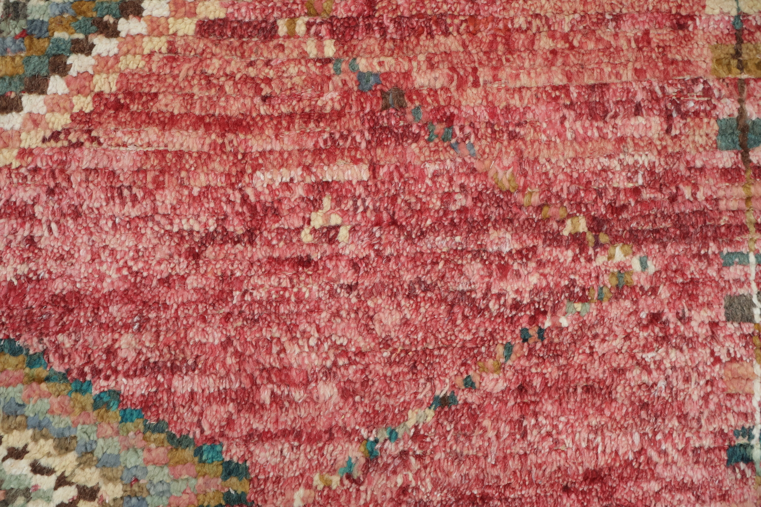 Vibrant Diamond Pattern Rug with Vintage Look and Rich Colors 6x10