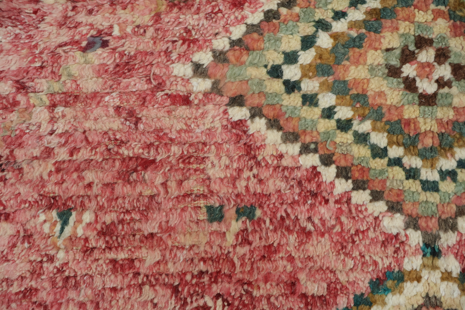 Vibrant Diamond Pattern Rug with Vintage Look and Rich Colors 6x10