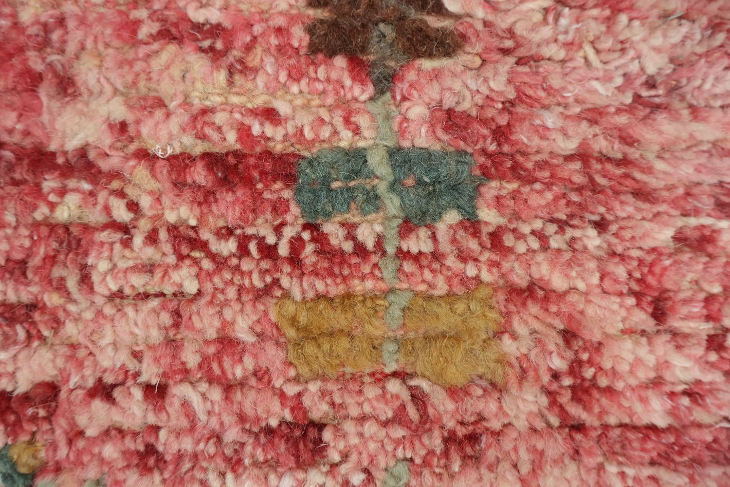 Vibrant Diamond Pattern Rug with Vintage Look and Rich Colors 6x10