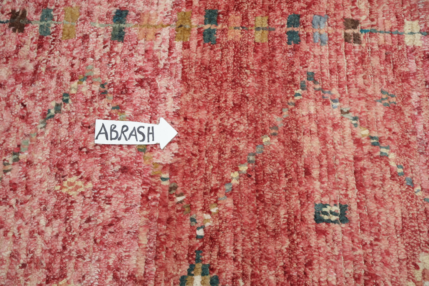 Vibrant Diamond Pattern Rug with Vintage Look and Rich Colors 6x10