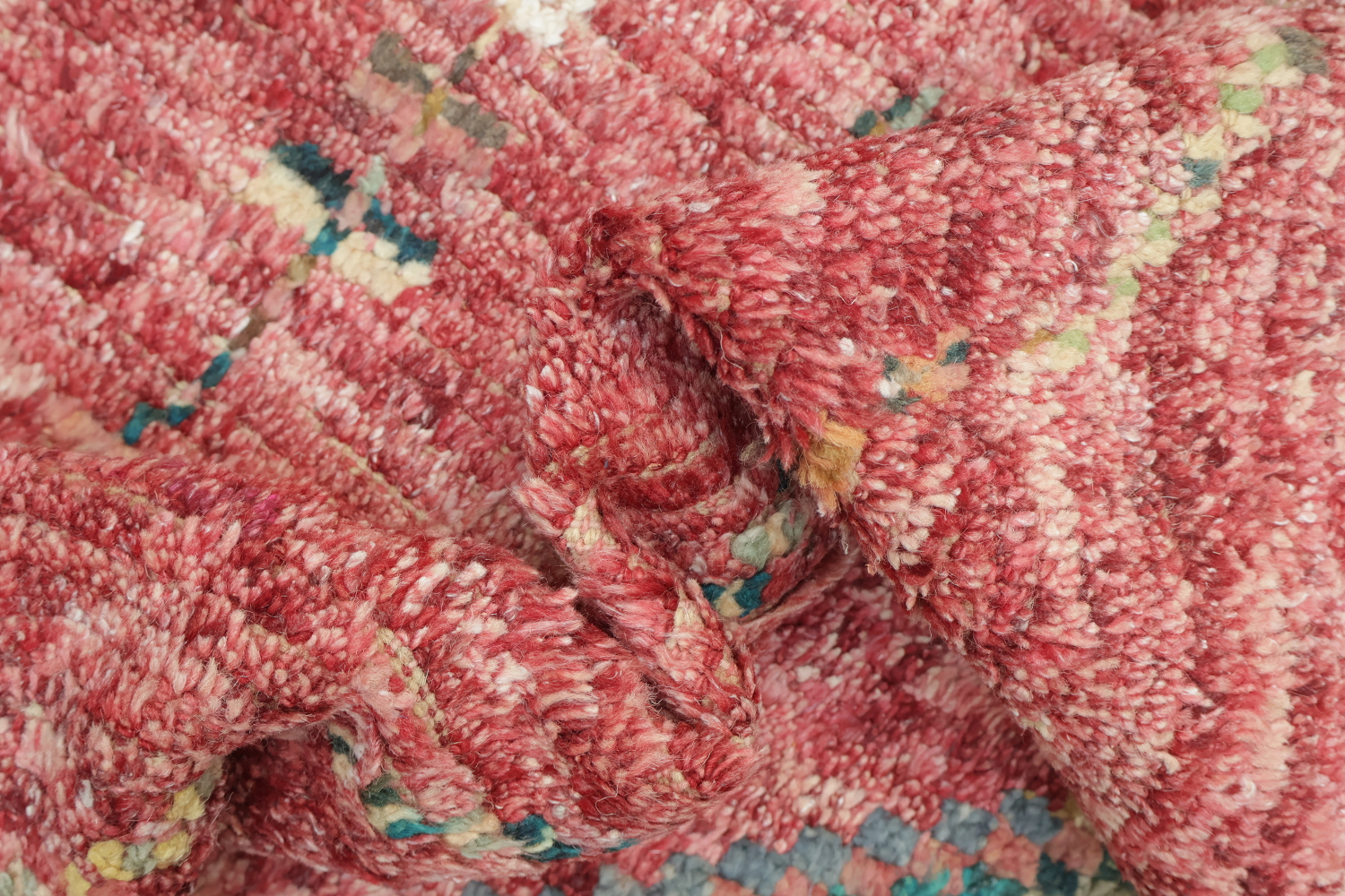 Vibrant Diamond Pattern Rug with Vintage Look and Rich Colors 6x10