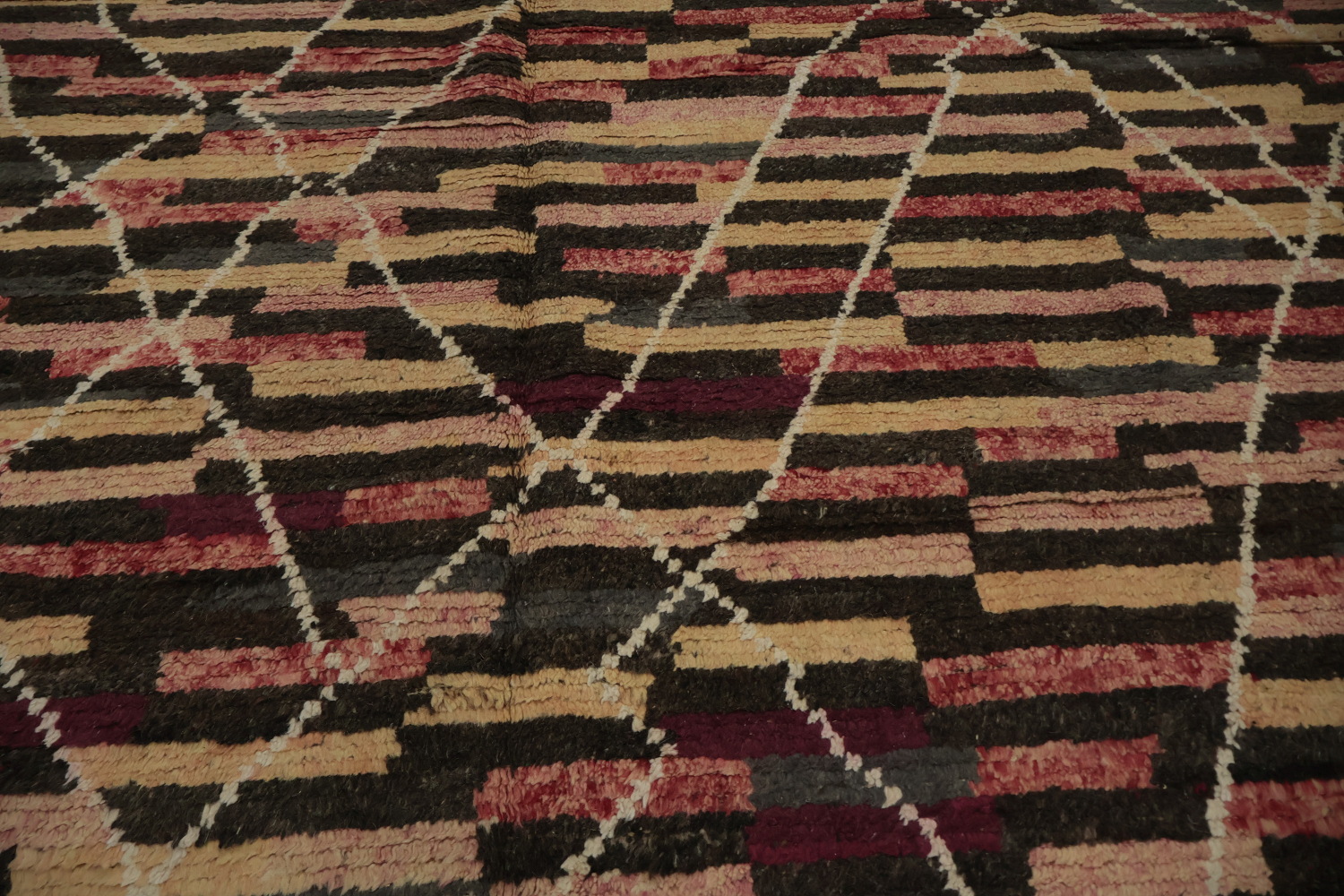 Sophisticated Earth-Hued Moroccan Area Rug 9x13 with Urban Style