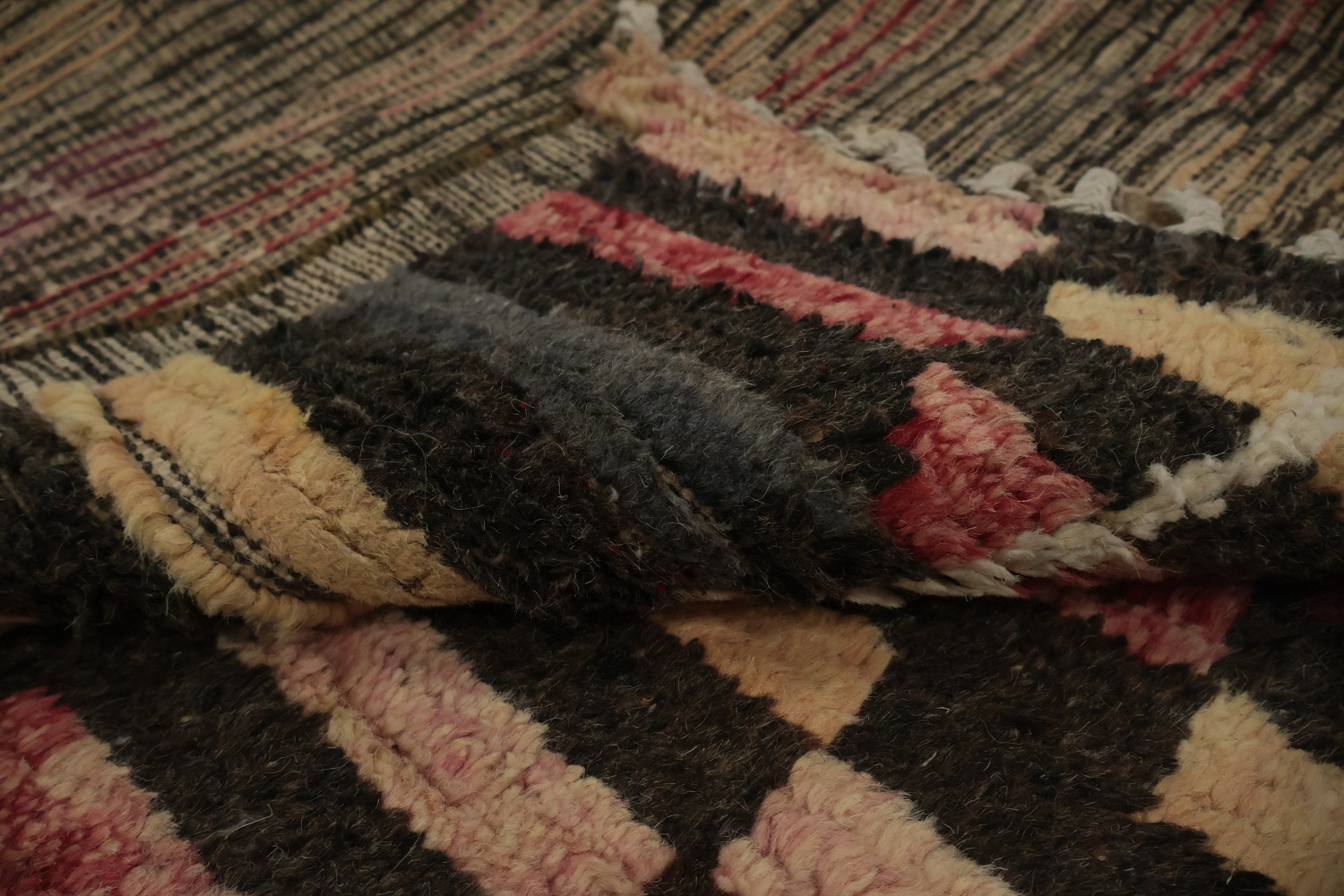 Sophisticated Earth-Hued Moroccan Area Rug 9x13 with Urban Style
