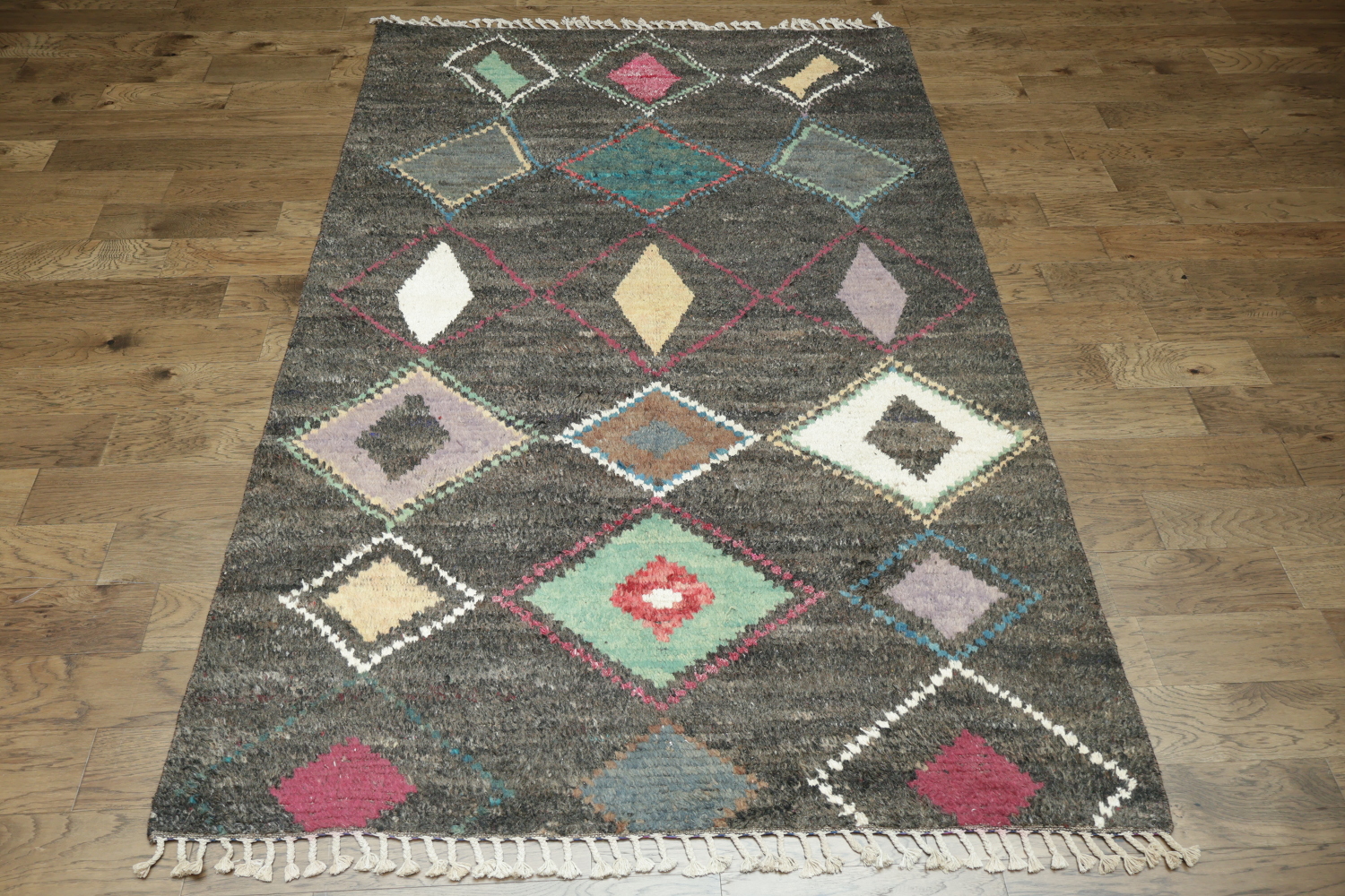 Elegant Chevron and Diamond Pattern Moroccan Rug for Urban Spaces 6x10