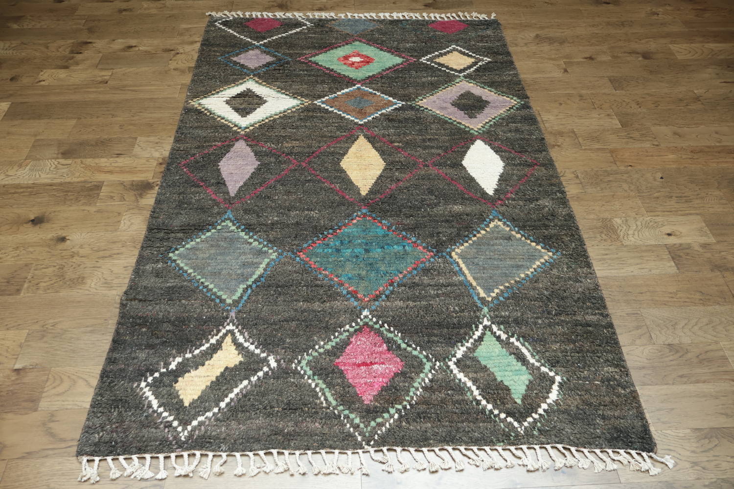 Elegant Chevron and Diamond Pattern Moroccan Rug for Urban Spaces 6x10