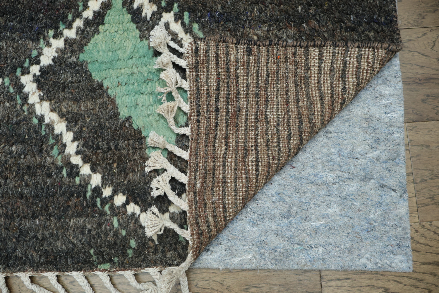 Elegant Chevron and Diamond Pattern Moroccan Rug for Urban Spaces 6x10