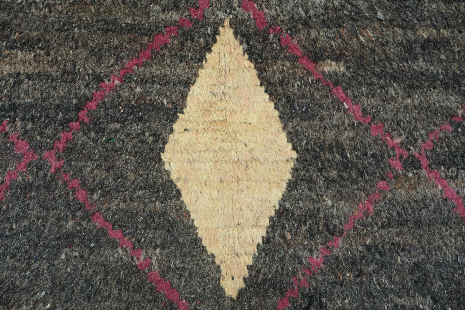 Elegant Chevron and Diamond Pattern Moroccan Rug for Urban Spaces 6x10