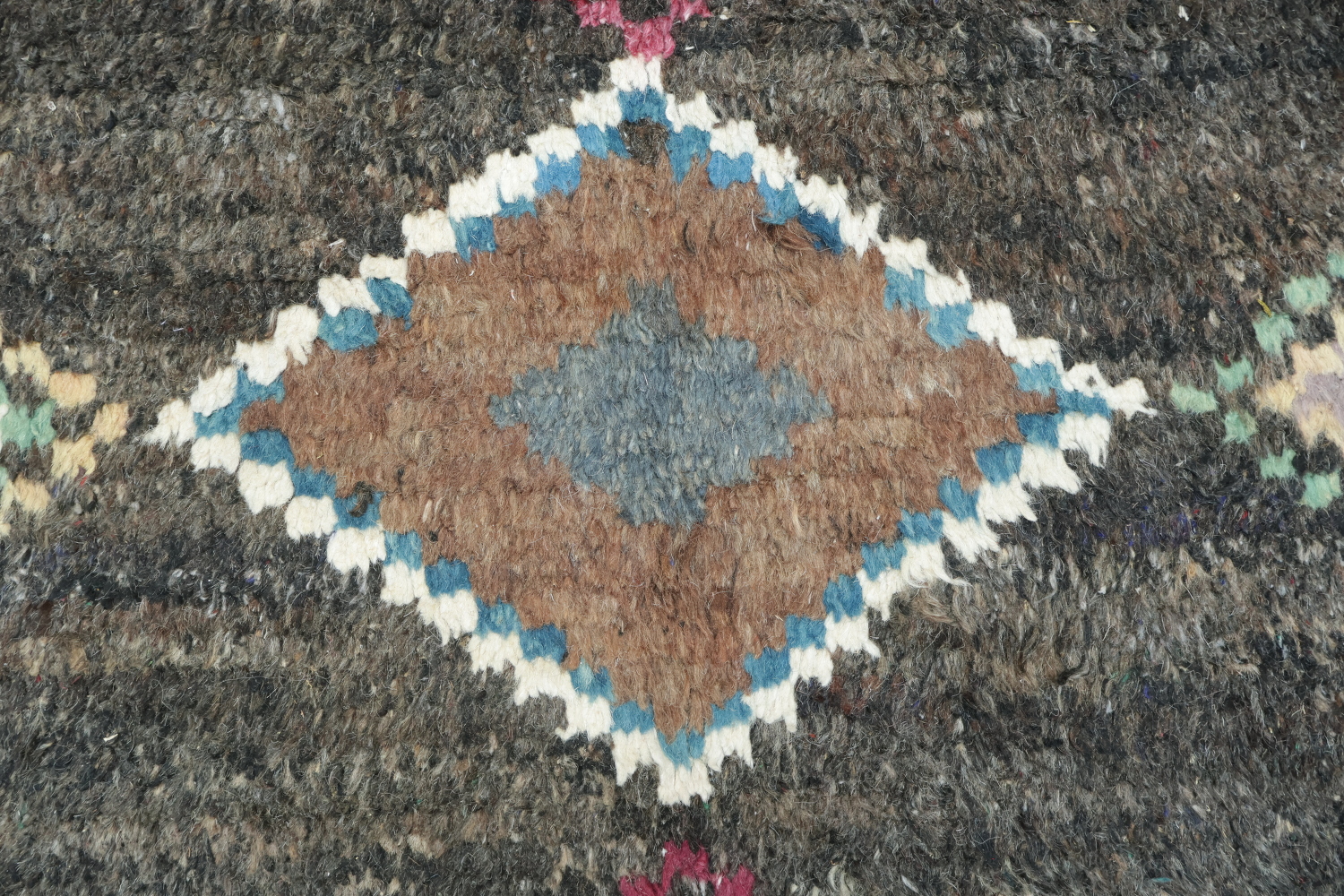 Elegant Chevron and Diamond Pattern Moroccan Rug for Urban Spaces 6x10