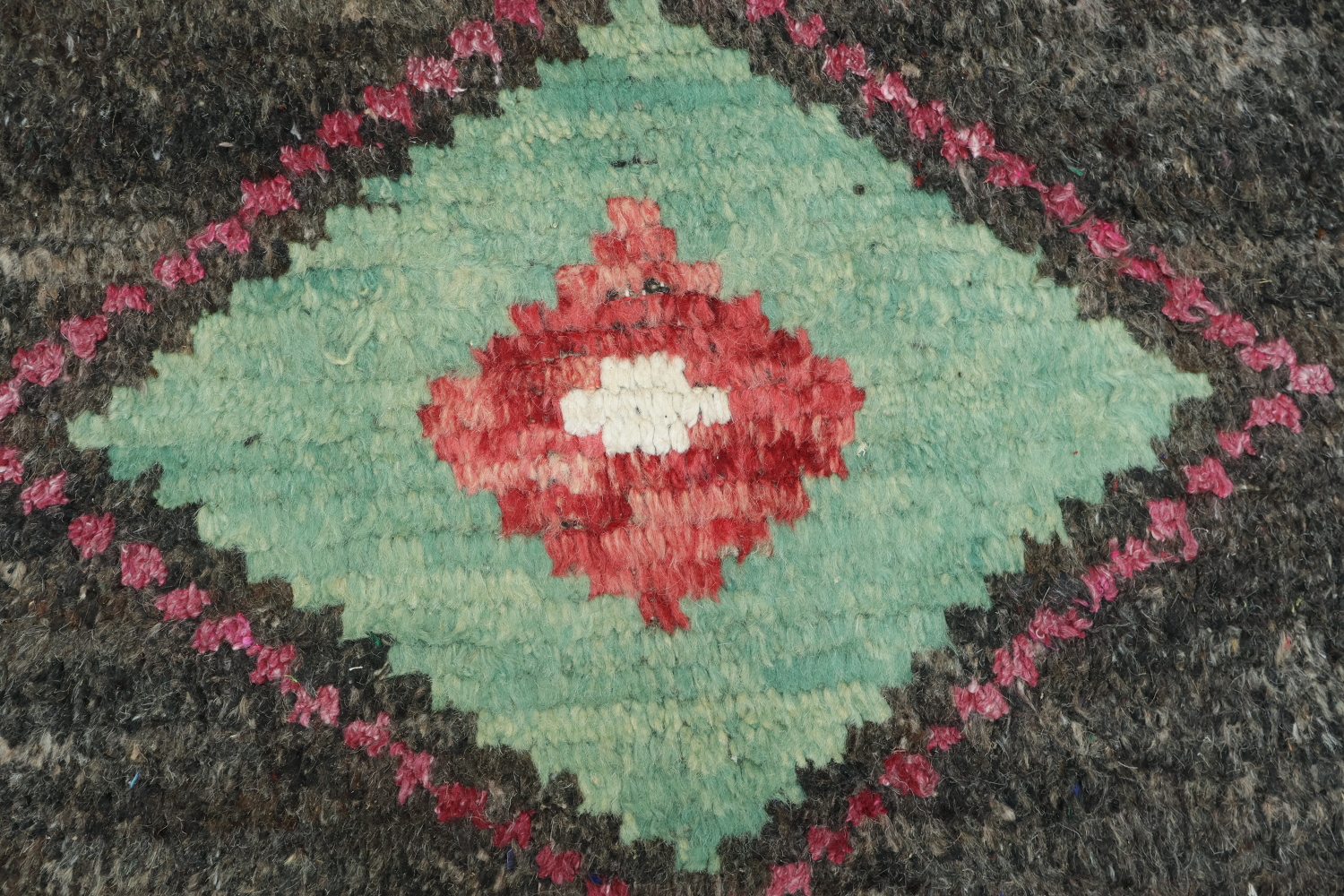 Elegant Chevron and Diamond Pattern Moroccan Rug for Urban Spaces 6x10