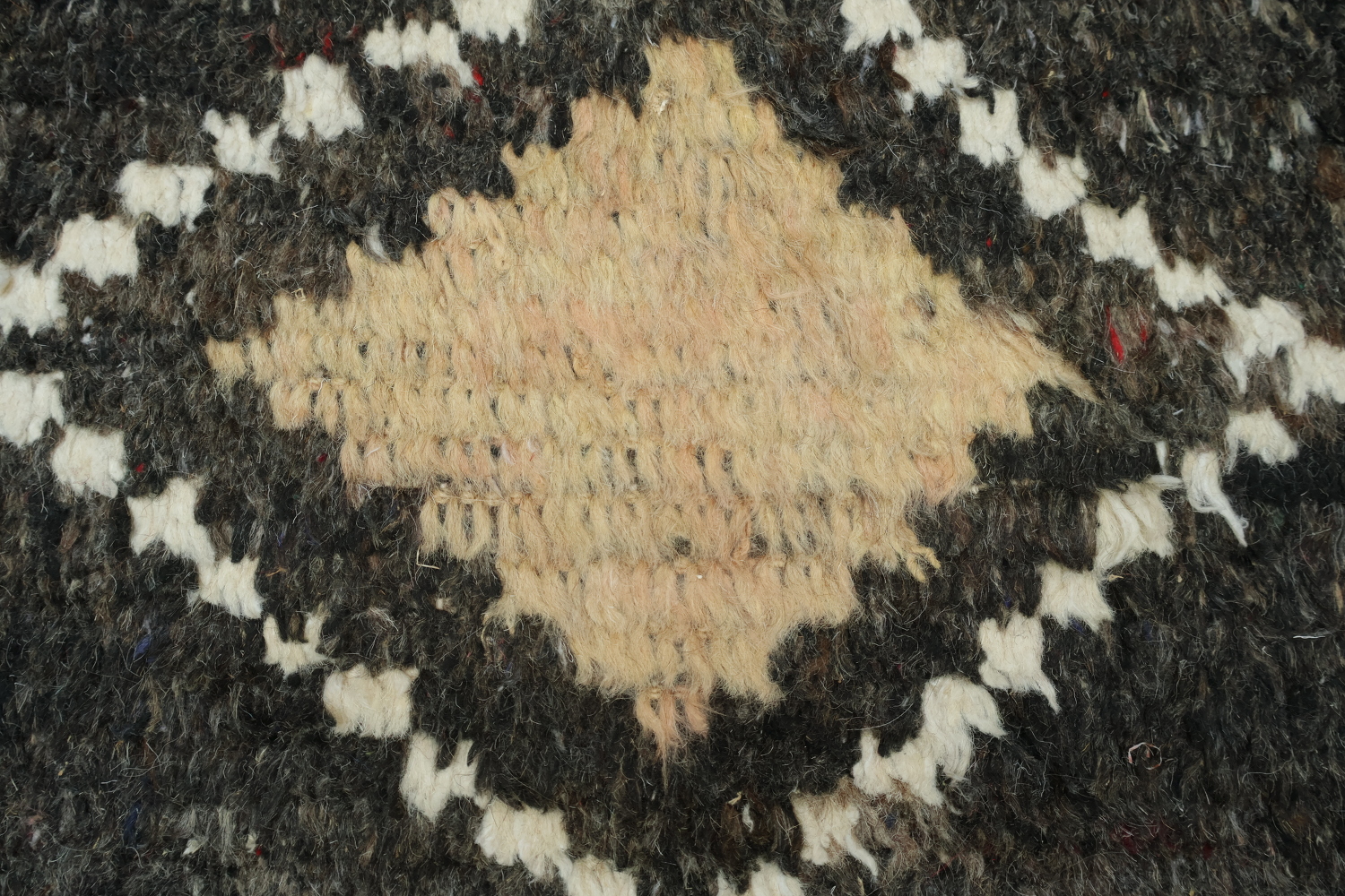 Elegant Chevron and Diamond Pattern Moroccan Rug for Urban Spaces 6x10