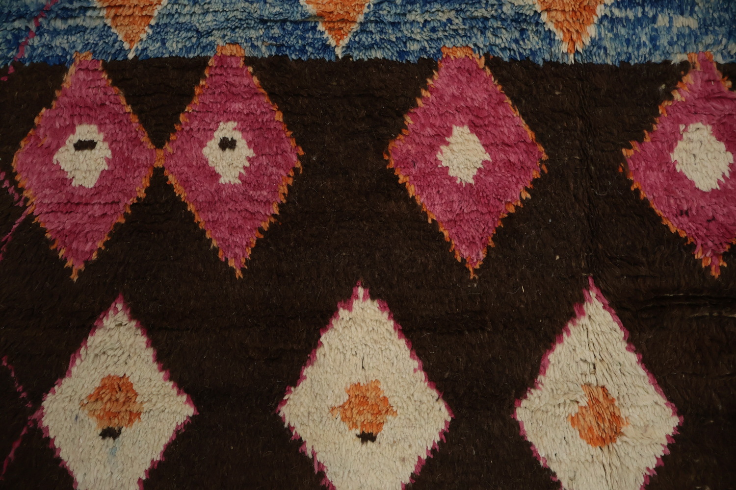 Expressive Moroccan Area Rug 6x10 with Distinct Geometric Patterns