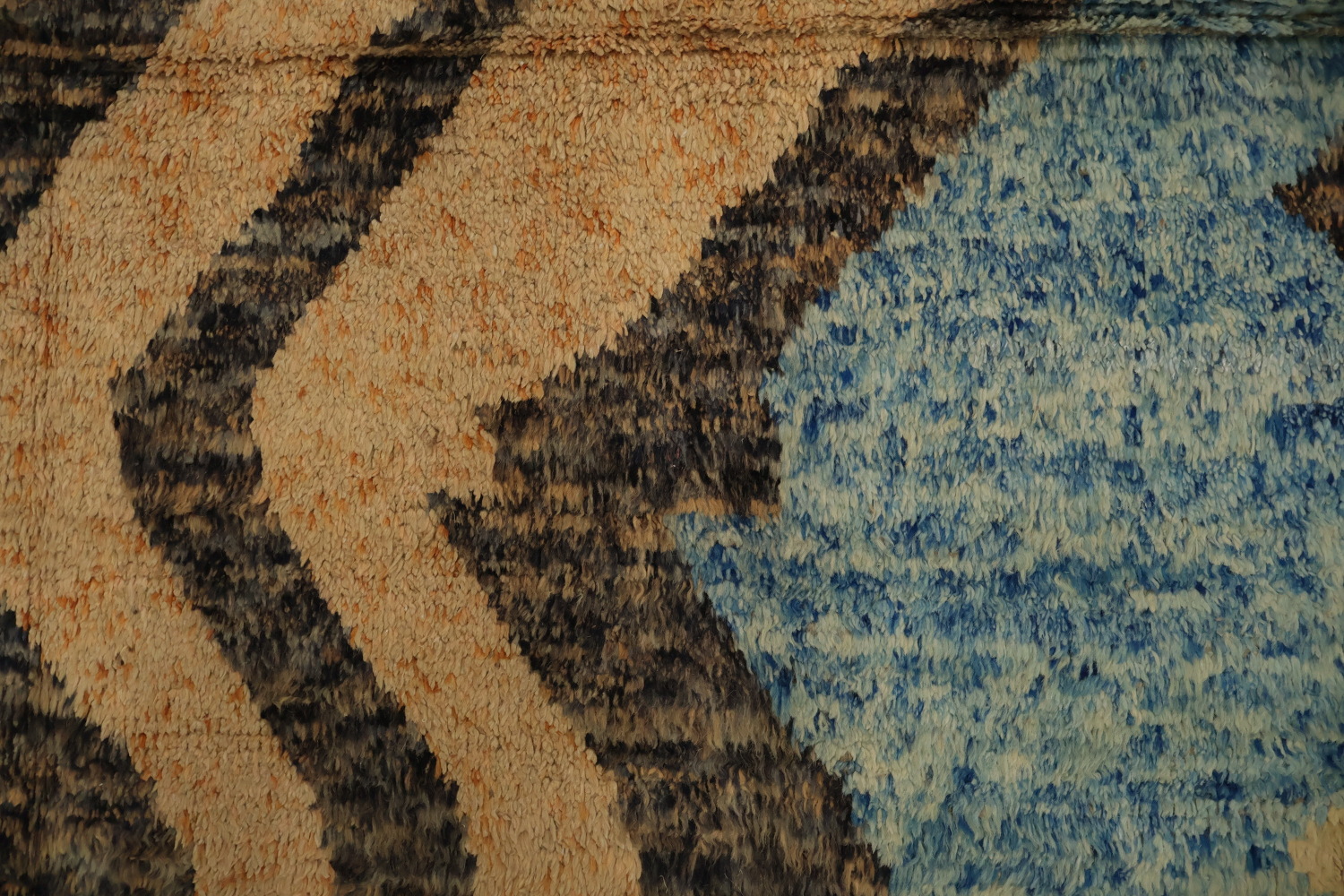 Elegant Chevron Moroccan Area Rug 9x13 with Earthy and Blue Hues