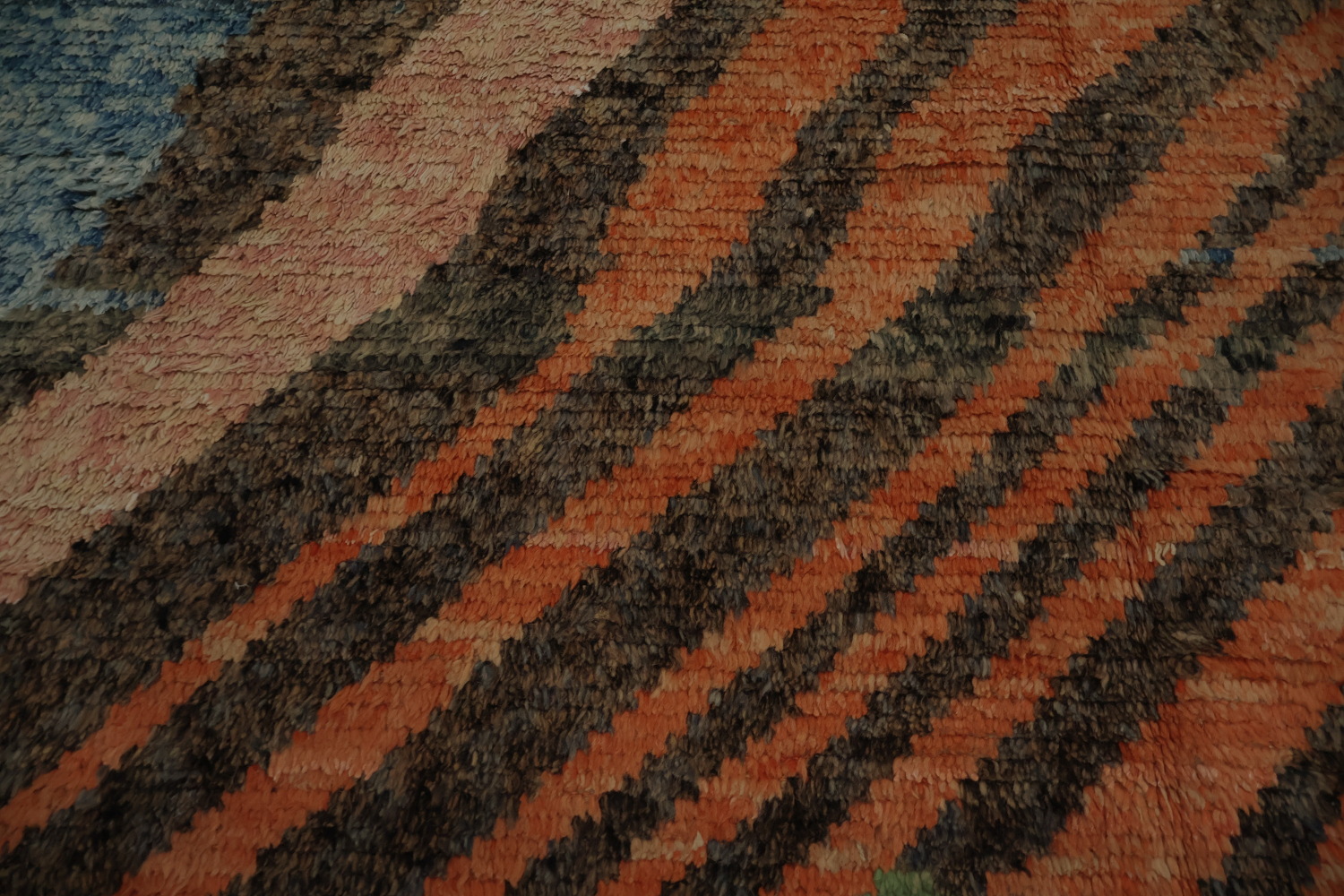 Sophisticated Moroccan Area Rug 8x11 with Dynamic Color Streaks