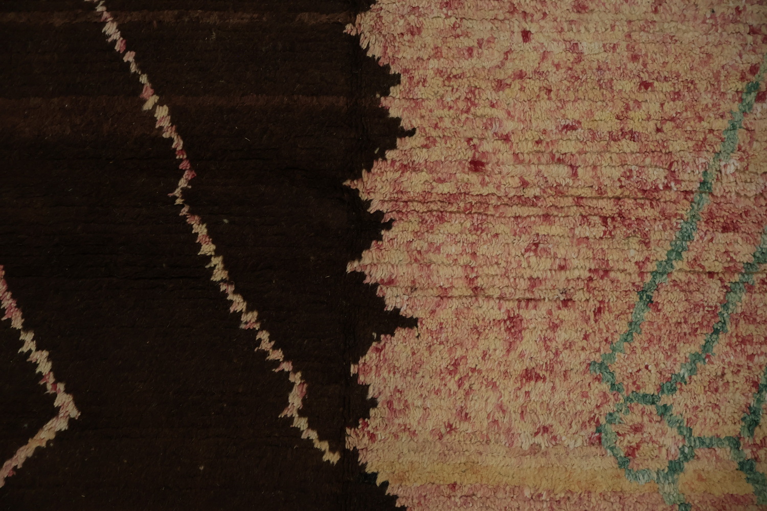 Chic Two-Tone Moroccan Area Rug 8x11 Bold Geometric Design