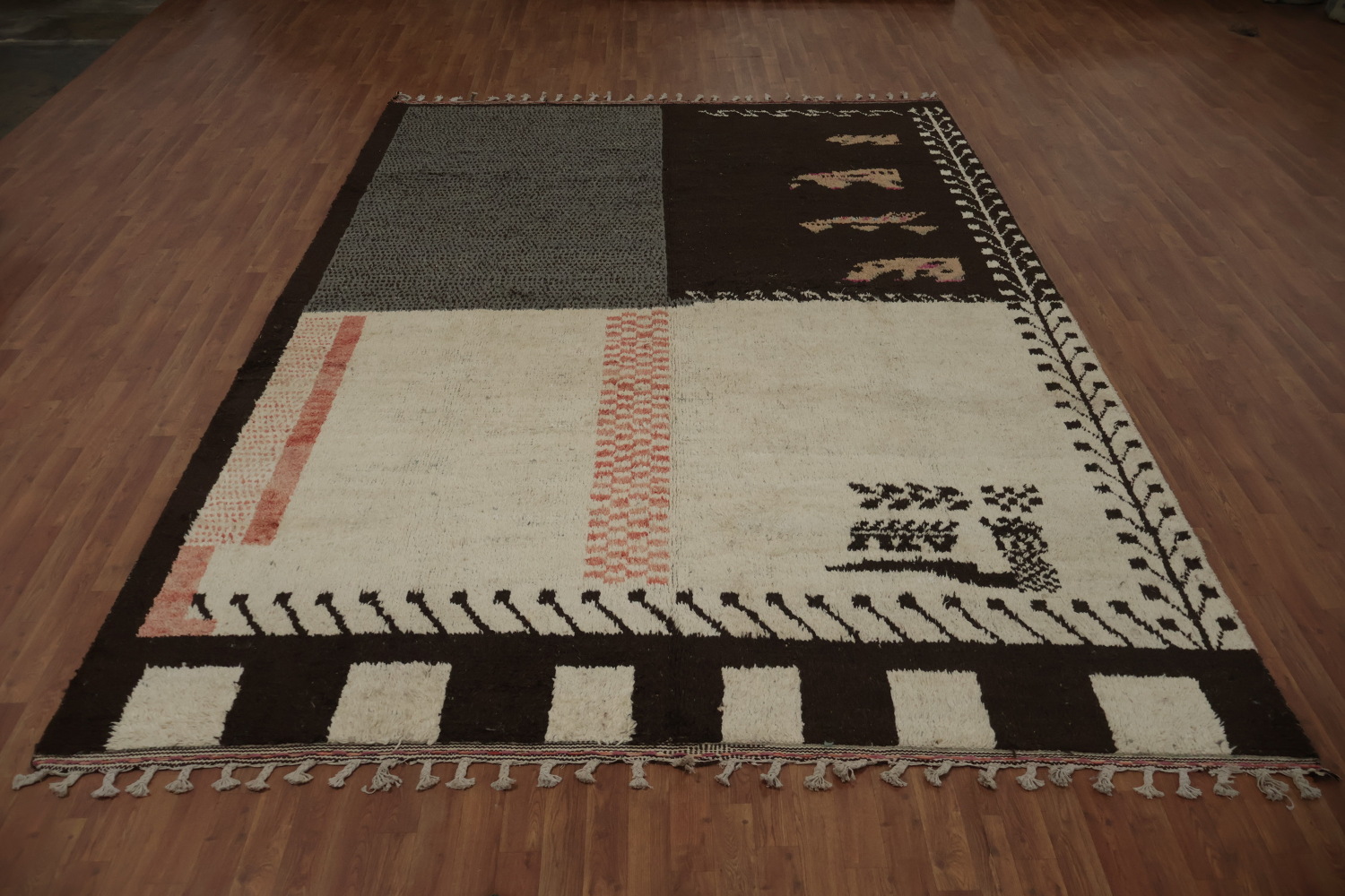 Bold Yet Subtle Artistic Statements in Moroccan Area Rug 9x13