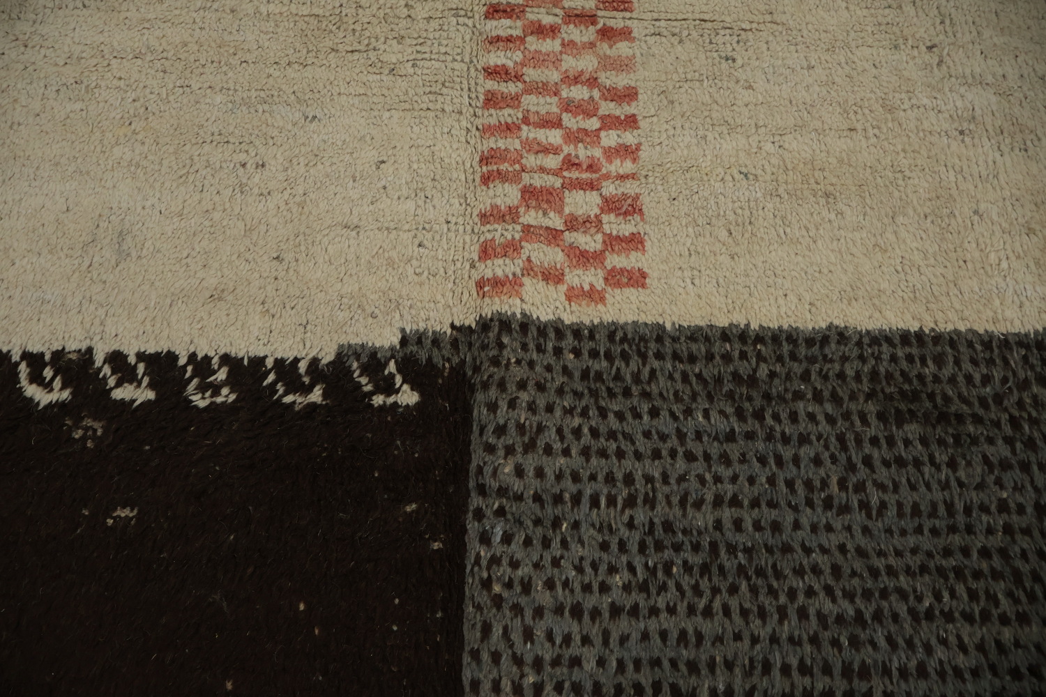 Bold Yet Subtle Artistic Statements in Moroccan Area Rug 9x13