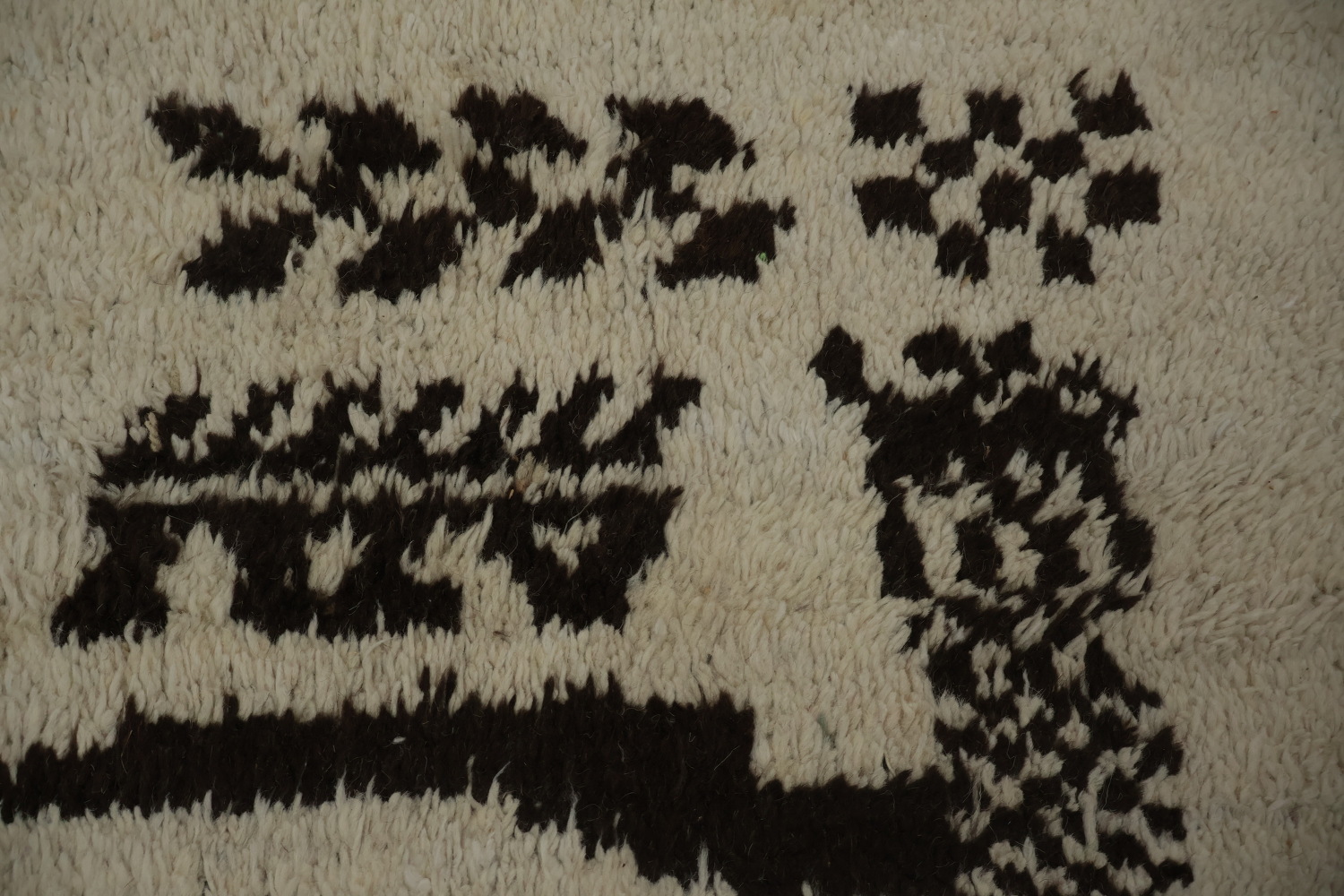 Bold Yet Subtle Artistic Statements in Moroccan Area Rug 9x13
