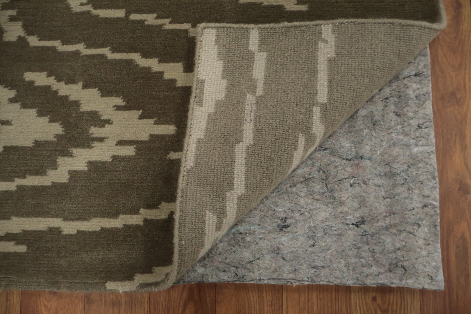 Modern Serenity: Neutral Tones Rug with Hypnotic Design 8x12
